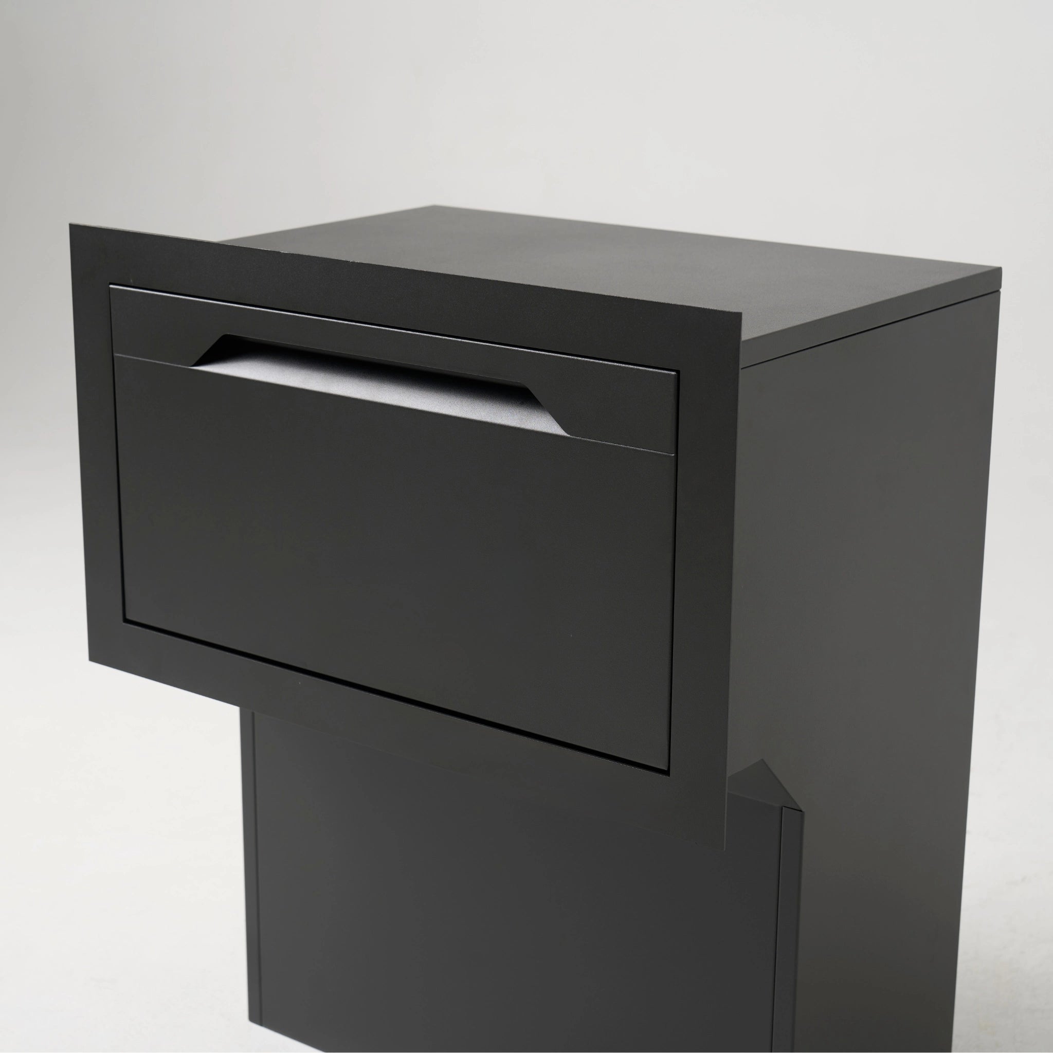 Henry | Parcel & Letterbox